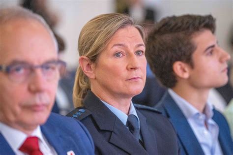 CDU-Konvent: Claudia Pechstein tritt in Polizeiuniform auf – und
