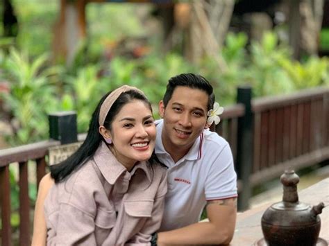 Sukses menjadi artis tanah air, keduanya tetap hits hingga saat ini. Suami Nindy Positif Amphetamin dan Metaphetamin