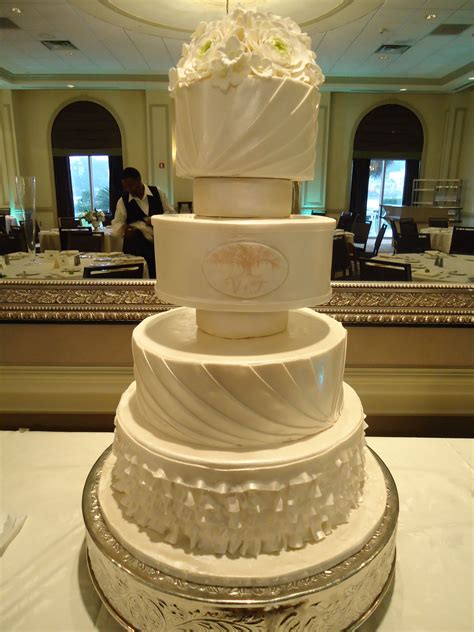 tier luxury cakes this elegant wedding cake uses spacers with the bride s colors for more