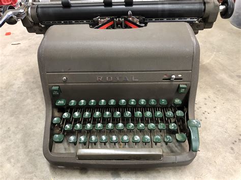 Help Identify This Royal Typewriter I Dont See A Serial Number Or