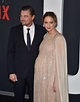 Jennifer Lawrence presume de embarazo con un vestido dorado que es un ...