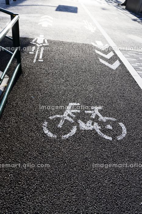 街中にある自転車用の道路標識05の写真素材 184301556 イメージマート