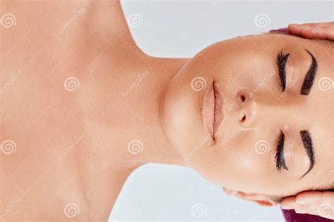 massagem de cara close up da jovem mulher que obtm o tratamento da massagem dos termas no salo
