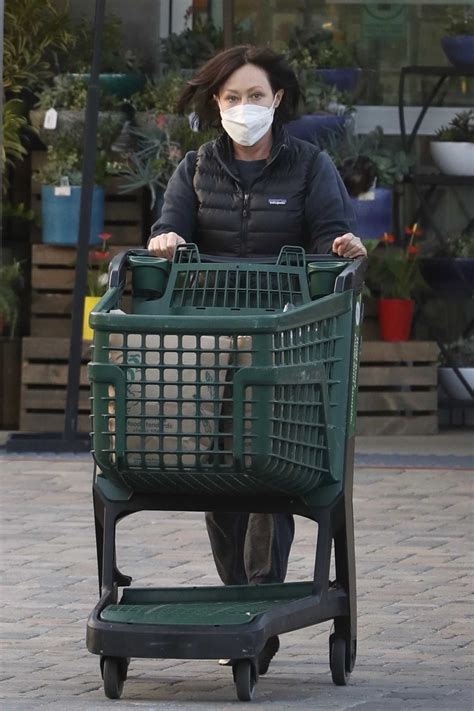 Store malibu malibu, california, united states of america aug 6, 2020. Shannen Doherty in a Protective Mask Goes Grocery Shopping ...