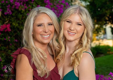 Mother Daughter Portrait In 2021 Mother Daughter Photoshoot Portrait Senior Portraits