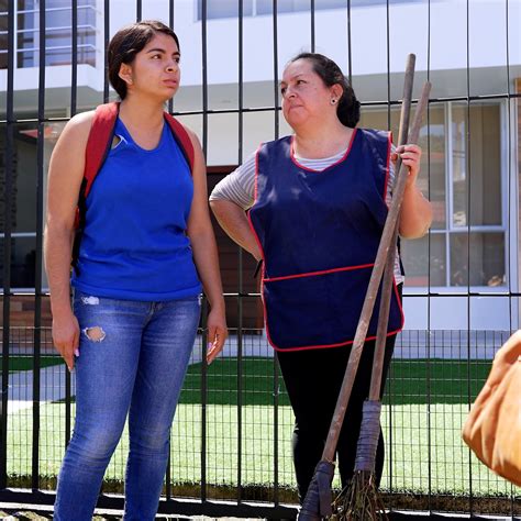 Señoritas Se Burlan De La Madre De Su Compañera Por Vender Escobas De