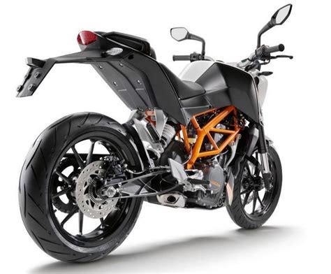 It is available in only 1 variant and 2 colours. KTM 390 Duke Variant, Price - ₹ 1,95,000 in India. Read ...