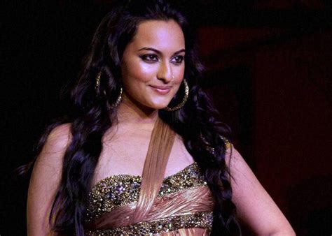 Sonakshi Sinha Adds Glamour To World Kabaddi League Co Owns The United Singhs Team विश्व