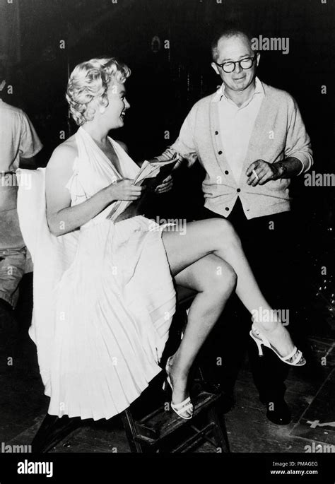 Marilyn Monroe Sosteniendo Un Script Mientras Sentado Junto Al Director