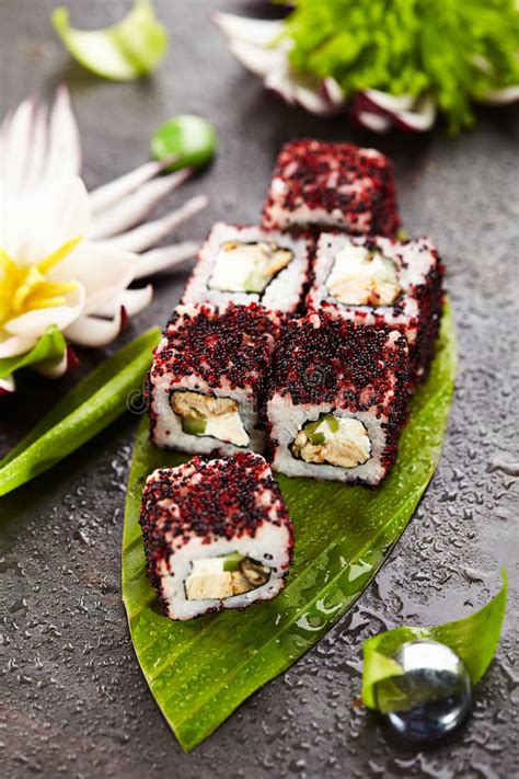 Uanset om du er på udkig efter sundt sashimi, friske nigiri, velsmagende maki ruller eller krydrede grillspyd og nudler til din begivenhed, har vi et kæmpe udvalg lavet af højeste kvalitet råvarer. Maki Sushi Roll stock image. Image of maki, diet, cream ...