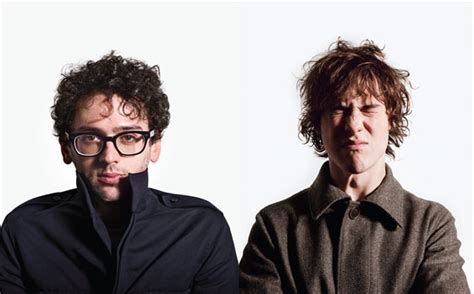 Mgmt consists of andrew vanwyngarden (vocals and guitar) and ben goldwasser (keyboard and synths) who both met while attending wesleyan university and began making beautiful music together. MGMTの新作は6月発売 - amass