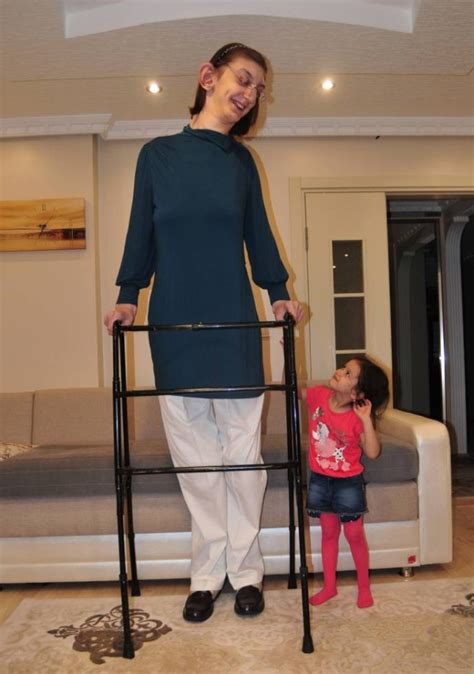 7ft Turkish Girl Rumeysa Gelgi Named Worlds Tallest Teenager Metro News
