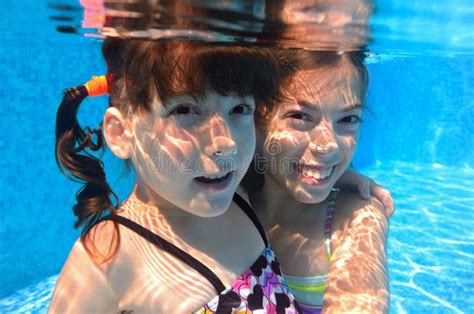 Kinder Schwimmen Unter Wasser Im Pool Kinderjunge Schwimmt Unter Wasser Mit Daumen Hoch