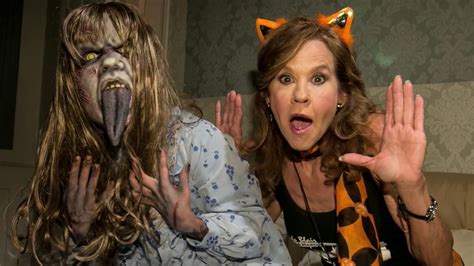 Linda Blair Enters The Exorcist Maze At Universal Studios Halloween Horror Nights Youtube