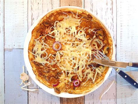 Pannenkoek met spek rode ui champignons taugé en kaas Kookidee