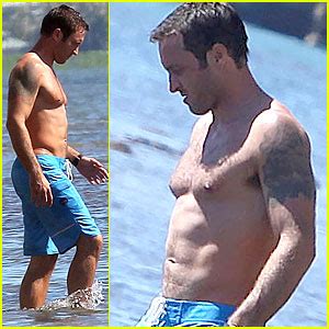 Alex OLoughlin Bares Hot Shirtless Bod On Hawaii Five Set Alex O Loughlin Shirtless