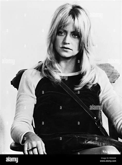 Goldie Hawn 1975 Hi Res Stock Photography And Images Alamy