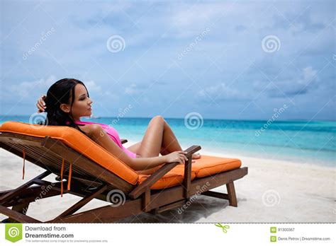 mooi meisje in een sexy bikini op het strand stock afbeelding image of bikini vrouw 91300367