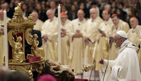 Papa Francisco Celebra Misa De Nochebuena En La Basílica De San Pedro