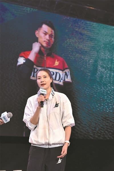 Jun 23, 2021 · 谢杏芳穿着一件黄色的衬衫，非常的简单，跟林丹站在一起的时候，真的显得特别没有地位，而且两个人看起来感觉关系并不是很好的样子，不知道是不是因为隔得太远了，就会给人一种非常生疏的感觉呢。 谢杏芳为夫成都站台：林丹的坚持代表体育精神_体育_腾讯网