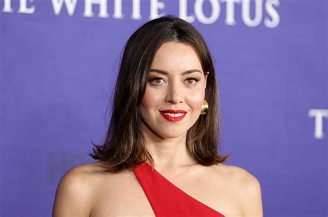 Aubrey Plaza Just Debuted Old Hollywood Blonde Hair On The Red CarpetSee Pics Glamour