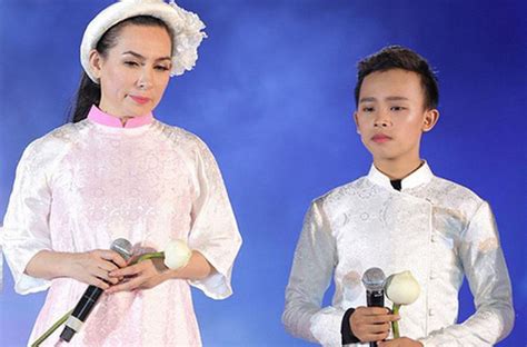 Hồ văn cường trình diễn với phong cách vui tươi, nhí nhảnh hơn so với các tuần thi trước. Phi Nhung Ɓức ᶍúc vì Hồ Văn Cường ngày càng mắc Ɓệɴɦ ngôi ...