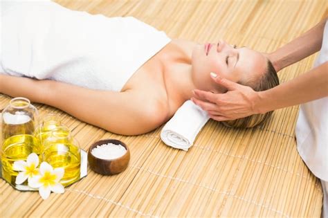 Premium Photo Attractive Woman Receiving Treatment At Spa Center