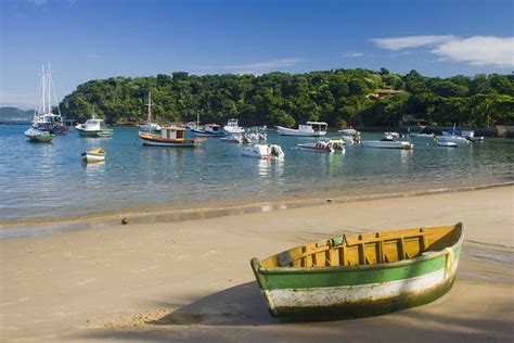 Choose your spot here on the golden sand beneath a brightly colored beach. Praia de João Fernandes a mais movimentada de Búzios no RJ ...
