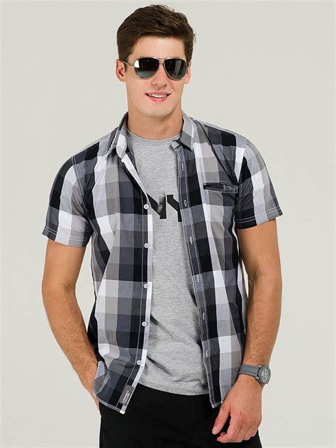 Вы можете задаться вопросом, зачем нужно руководство по выбору футболок, когда вы пользуетесь футболками всю вашу жизнь? Рубашка с футболкой: как носить мужчинам рубашку поверх ...