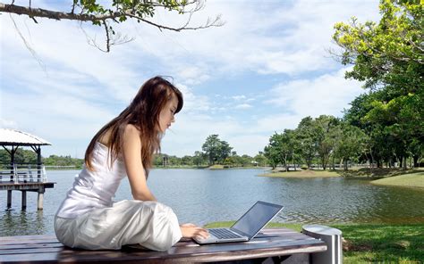 Девушка с ноутбуком у озера обои для рабочего стола картинки фото