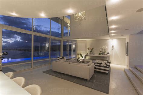 Illuminated Modern Luxury Home Showcase Interior At Night Lizenzfreies