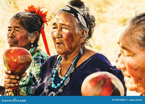 Las Viejas Mujeres Indígenas Paraguayas De Guarani Realizan Una Canción