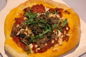 Pizza con salsiccia, acciughe e funghi (Pizza met saucijzen, ansjovis ...