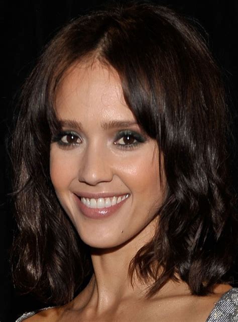 Beauty Girls Jessica Albas Shoulder Length Hairstyle With Waves At