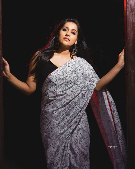 Indian Tv Actress Model Rashmi Gautam Wallpapers In Indian Traditional Black Saree Glamorous