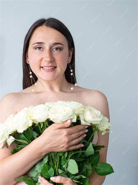 Femme Nue Couvrant Son Corps Avec Un Grand Bouquet De Roses Photo Premium