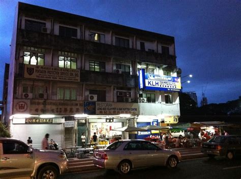 There are many hokkien mee outlets in kl. Leng Kee BKT opposite the road from Ming Hoe Hokkien Mee ...
