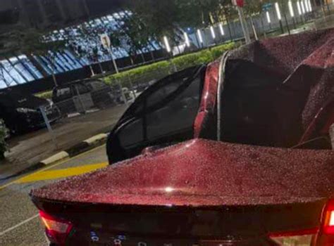 Aku udah punya seorang cewek.yah dia kan udah gede.tinggi banget anaknya alkisah, aku pacaran ama dia lama banget. Bumbung Kereta Remuk Dilanggar Pencangkuk Kren, Pemandu ...