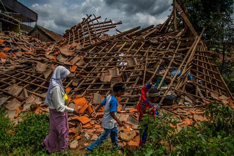 57 Magnitude Quake Hits Indonesias Java Island