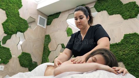 Schönes Junges Mädchen Mit Massage Im Spa Salon Körpermassage Massage Für Die Gesundheit Stock