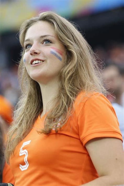 笑顔のオランダ美女サポーター 美女 写真特集 ブラジルw杯特集 美女サポーター ウクライナ 美女 サッカーガール