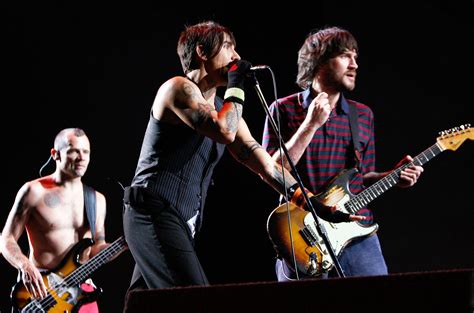 Red Hot Chili Peppers Perform With John Frusciante For The First Time