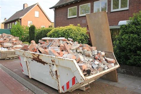 200 jahre), das an der hinteren seite in den hang gebaut ist. Abbruch/Entkernung - Ihr Partner für Modernisierungen ...