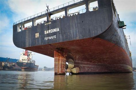 Epic Photographs Of Ship Breaking In Bangladesh Urban Ghosts