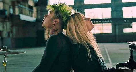 Avril Lavigne And Mod Sun Drop A New Music Video For Flames Music News Breatheheavy Exhale