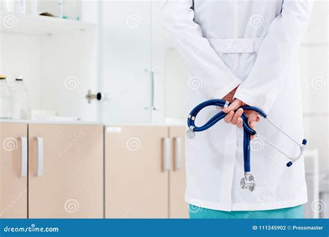 Доктор с стетоскопом стоковое фото изображение насчитывающей людск 111245902