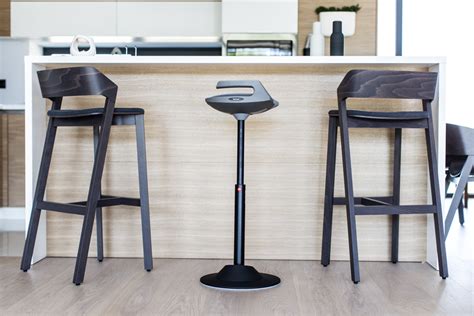 Product description discover muvman® alternate sitting, standing and perching with the muvman height adjustable stool. Muvman new - DAS Rücken Möbel Center in Zürich