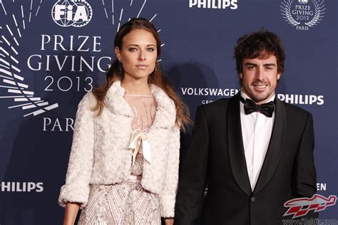 Dasha Kapustina Junto A Fernando Alonso En Paris F1 Al Día