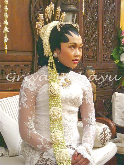 Tata rias pengantin muslimah dengan hijab modern lebih mengedepankan penggunaan aksesories. Griya Rahayu Rias Pengantin: Pengantin Muslim
