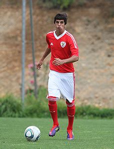 É que, com a transferência confirmada num valor de 65 milhões de euros, o clube da luz. portuguese soccer talents: João Cancelo, 17 (Benfica)